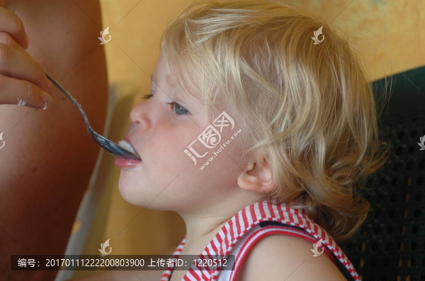 小女孩吃蜜餞
