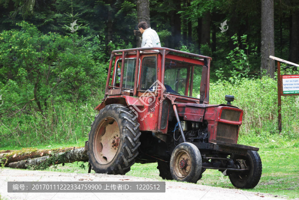 拖拉機(jī)拖著木材