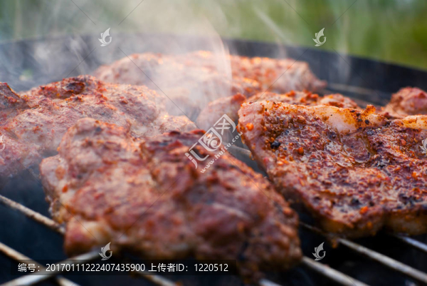 烤肉在烤架上。