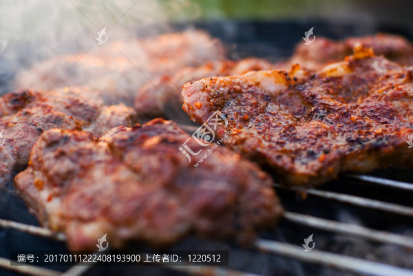 烤肉在烤架上。