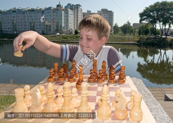 男孩下棋
