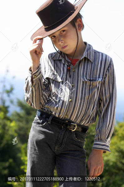 鄉(xiāng)下男孩給他的帽子小費(fèi)