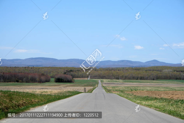 通往山的鄉(xiāng)村路