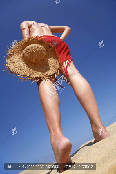 海灘女人和帽子