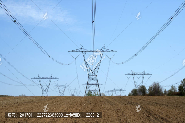 電塔在農(nóng)田