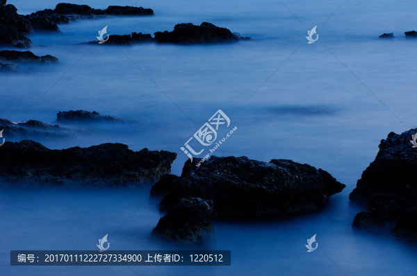在藍(lán)色的巖石