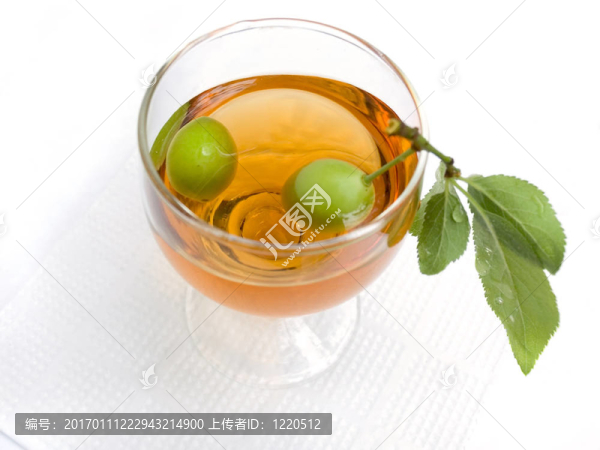 梅花配酒杯