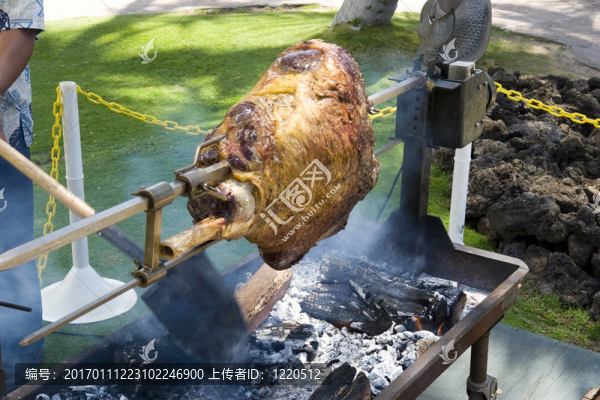 燒烤（烤肉）肉。（實(shí)際上在焙燒過程中）。