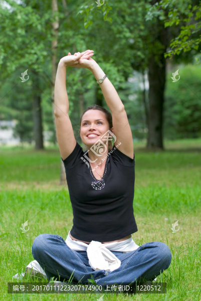 公園中的瑜伽休閑運動