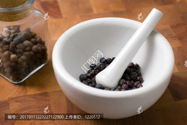 在研缽和杵杜松