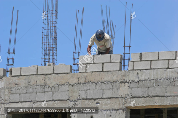混凝土砌塊的工人