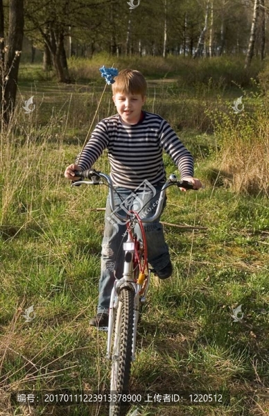 男孩將騎自行車去