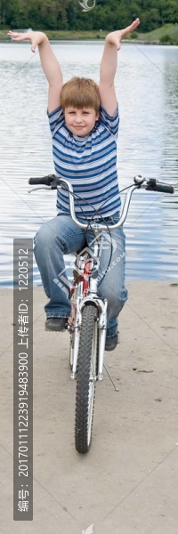 騎自行車(chē)的男孩
