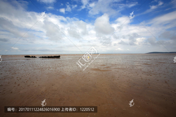 海灘上的舊船殘骸