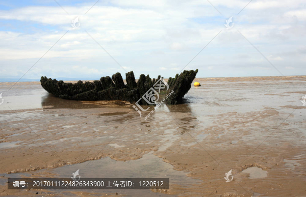 海灘上的舊船殘骸