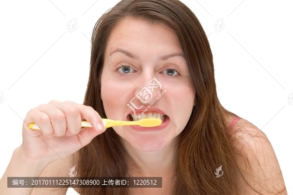 美麗的女孩即將刷牙