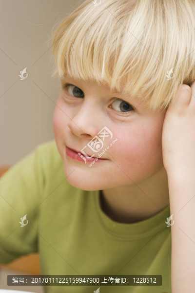 微笑的小男孩