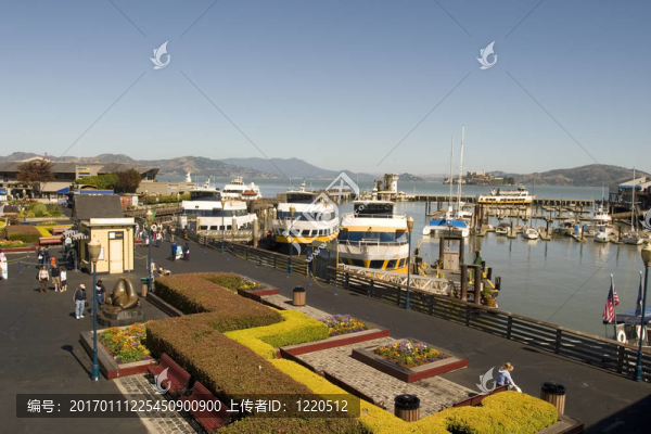 背景中的39號碼頭花園船和惡魔島
