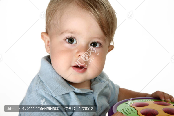 可愛的男孩在藍色襯衫上旋轉(zhuǎn)玩具