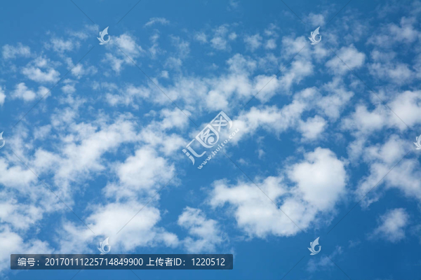 深藍色的天空