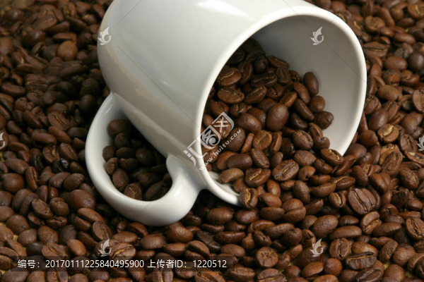 咖啡粒和咖啡杯