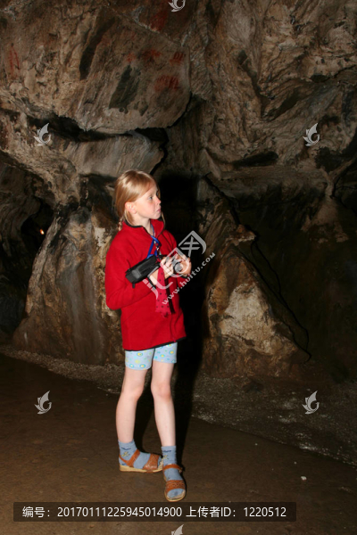 女孩在洞穴-匯圖網(wǎng) www.fosd68.com 女孩在洞穴