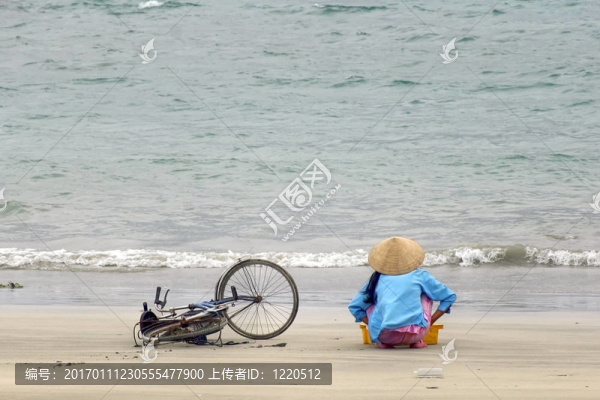 獨(dú)自面對(duì)大海