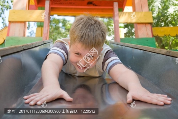 在降落傘上的男孩