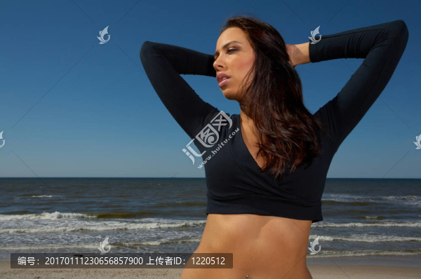 海邊美麗的女人