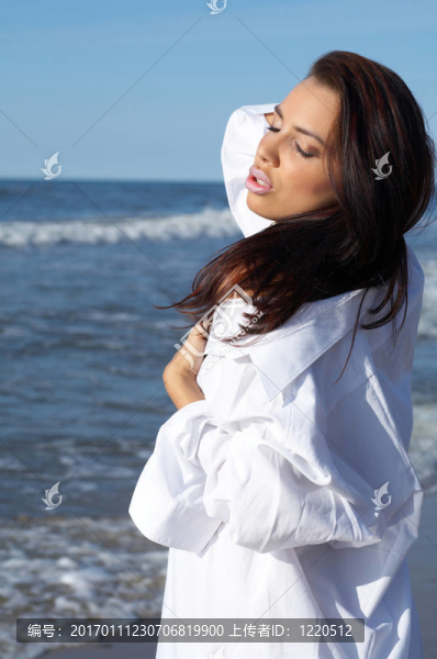 海邊美麗的女人