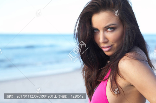 海邊美麗的女人