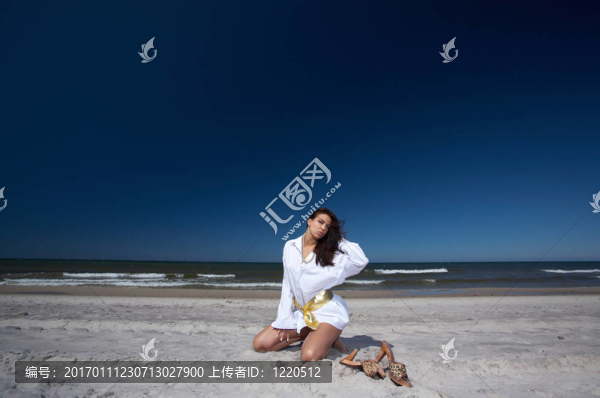海邊美麗的女人