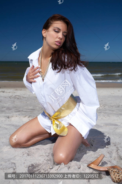 海邊美麗的女人