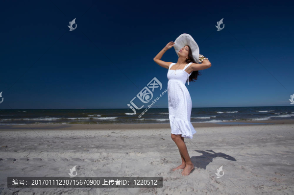 海邊美麗的女人
