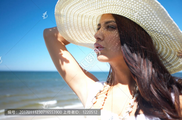 海邊美麗的女人