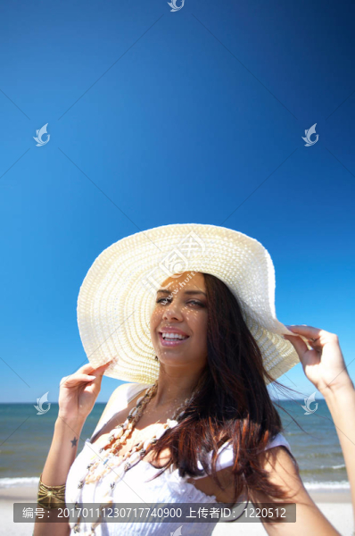 海邊美麗的女人