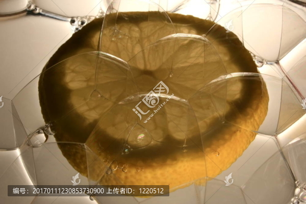 泡沫覆蓋的檸檬