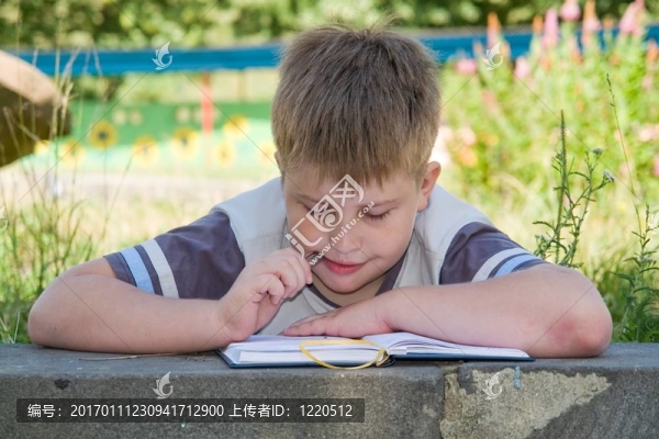 小男孩寫的
