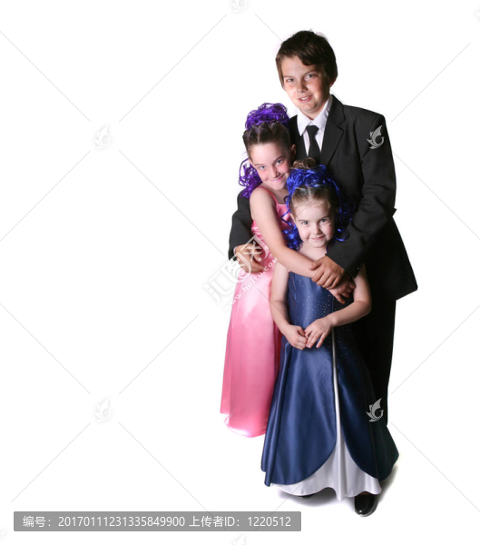三個(gè)孩子打扮得留下深刻印象