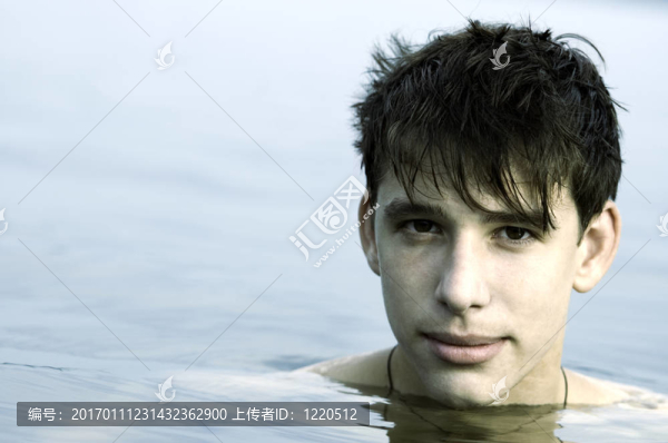 游泳的少年