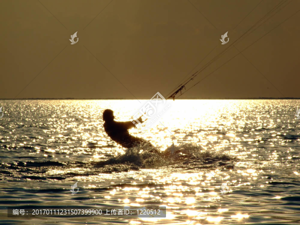 輪廓與在sunseet海灣