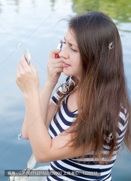 年輕的女人在鏡子里