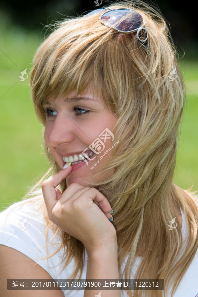美麗的hapyness女孩/署囫椏？忮皴豚溴怏？女孩；微笑；頭發(fā)；女性；性格開朗；人；金發(fā)；白人
