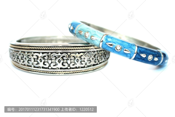 兩個(gè)手鐲