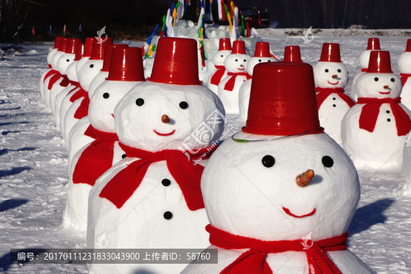 成列的可愛雪人