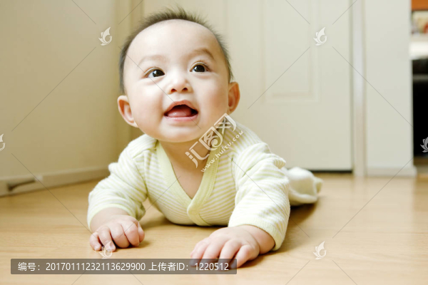 嬰兒在地板上爬行