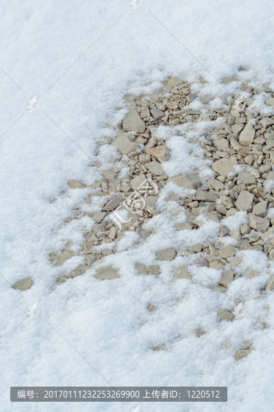 石頭和雪