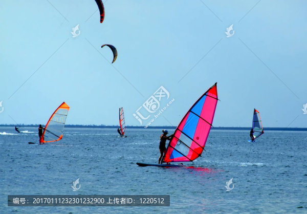 帆板；Kitesurfers
