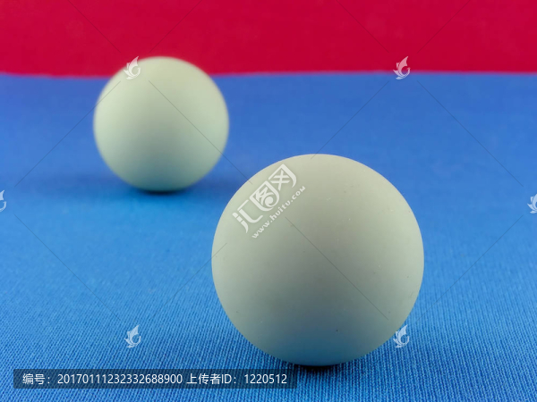 藍色背景上的球體。