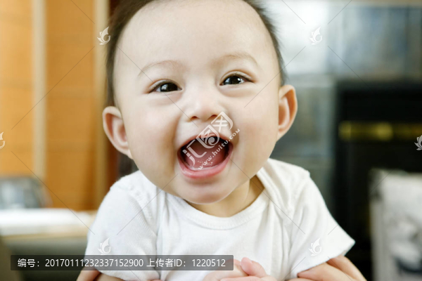 小男孩笑了